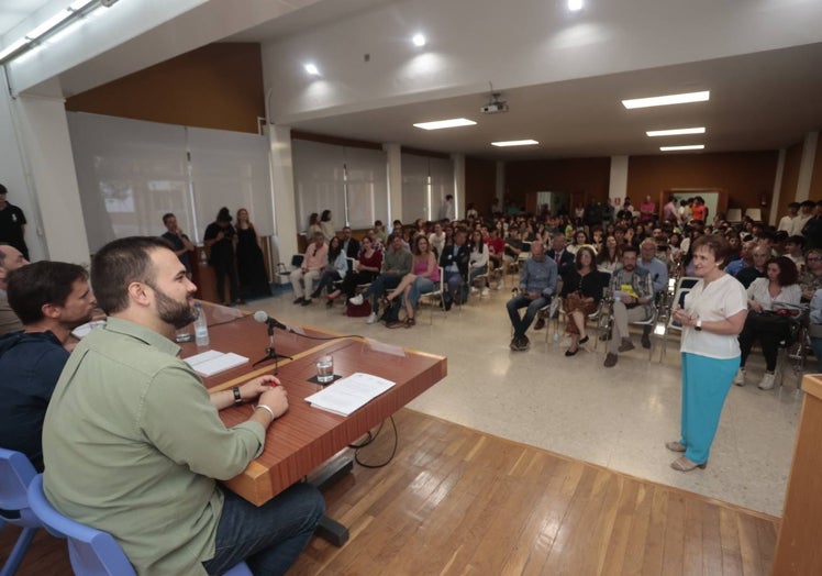 María del Socorro Fuentes, directora del colegio, da la bienvenida a los participantes.