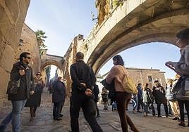 Turistas junto al Arco de la Estrella de Cáceres.