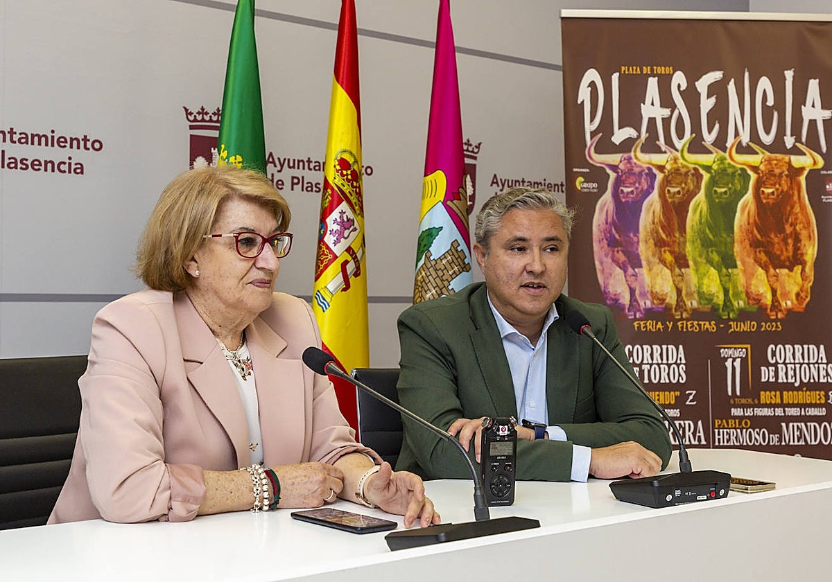 La edil Marisa Bermejo y Alberto Hornos, empresario de la plaza, en la presentación del cartel.
