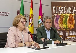 La edil Marisa Bermejo y Alberto Hornos, empresario de la plaza, en la presentación del cartel.