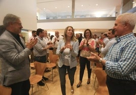 María Guardiola accediendo al estrado en el acto celebrado en el Palacio de Congresos de Mérida.