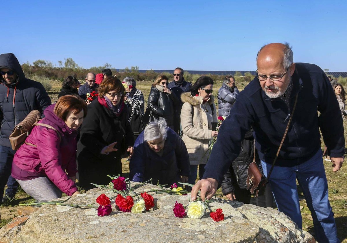 Familiares de represaliados de la Guerra Civil y deportados a Orduña depositan flores en lo que fue el campo de concentración de Castuera en enero pasado.