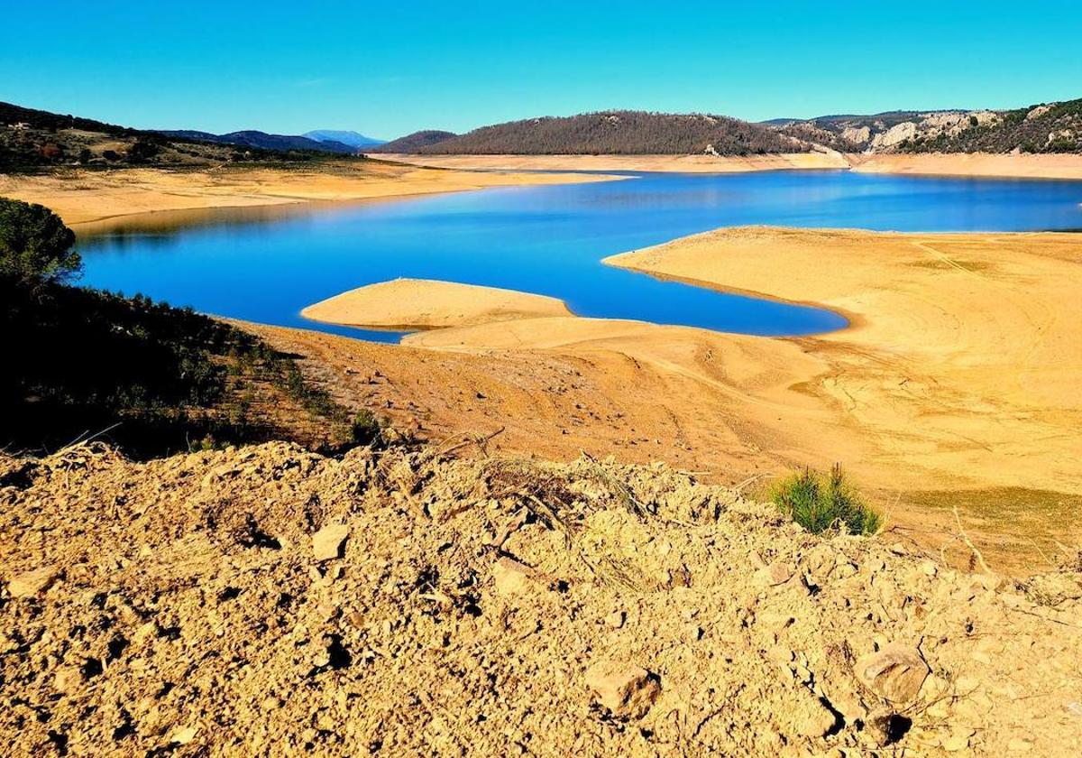 Estado del embalse del Cijara desde el entorno de Helechosa de los Montes el pasado año.