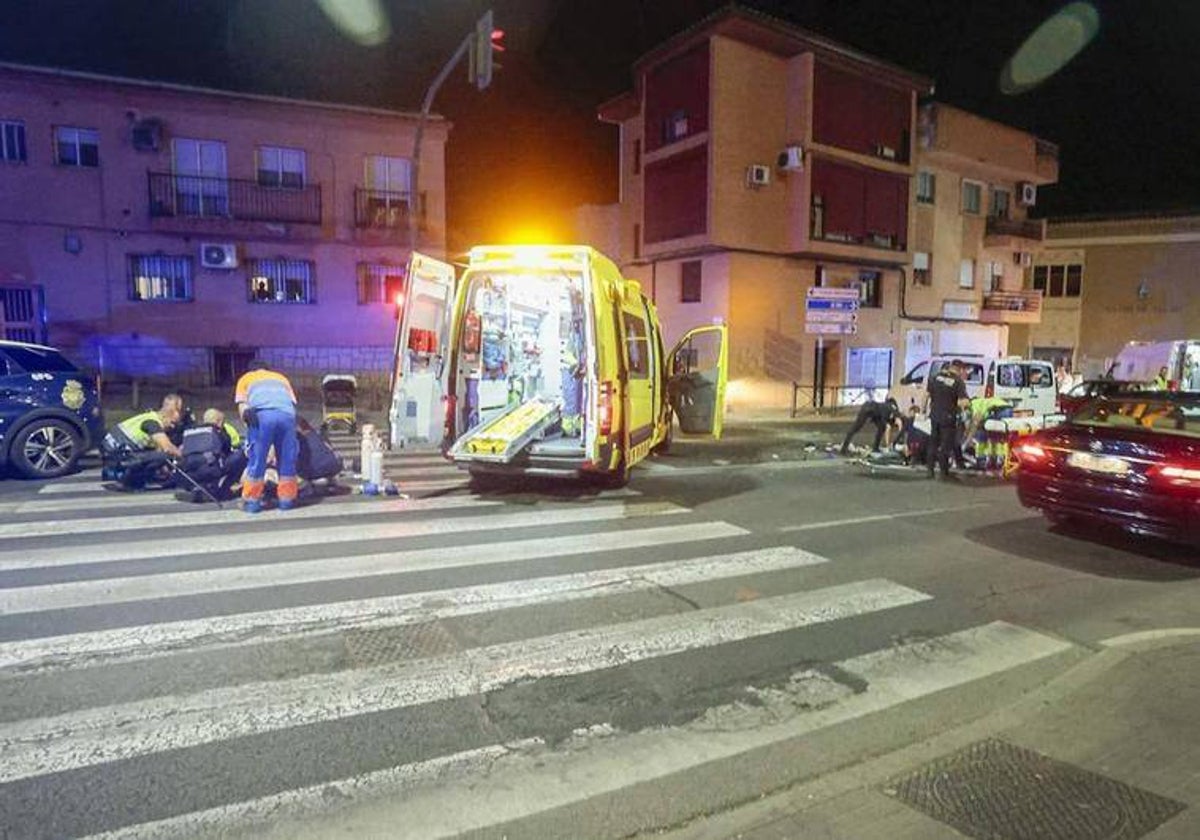 Los sanitarios ateniendo a las víctimas en el lugar del siniestro.