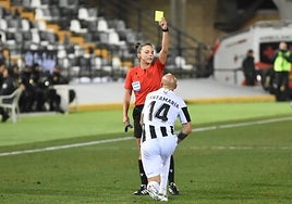 Gorka Santamaría ve la quinta amarilla en el derbi ante el Mérida jugado en el Nuevo Vivero.