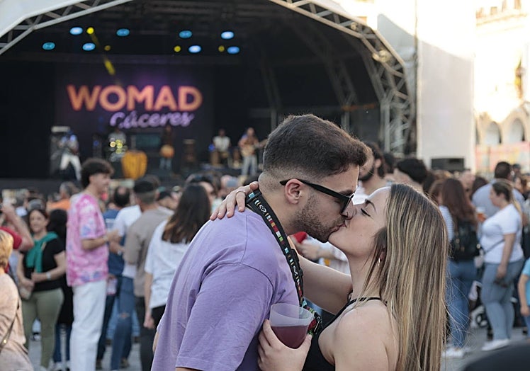 Una pareja en los primeros conciertos del festival Womad.