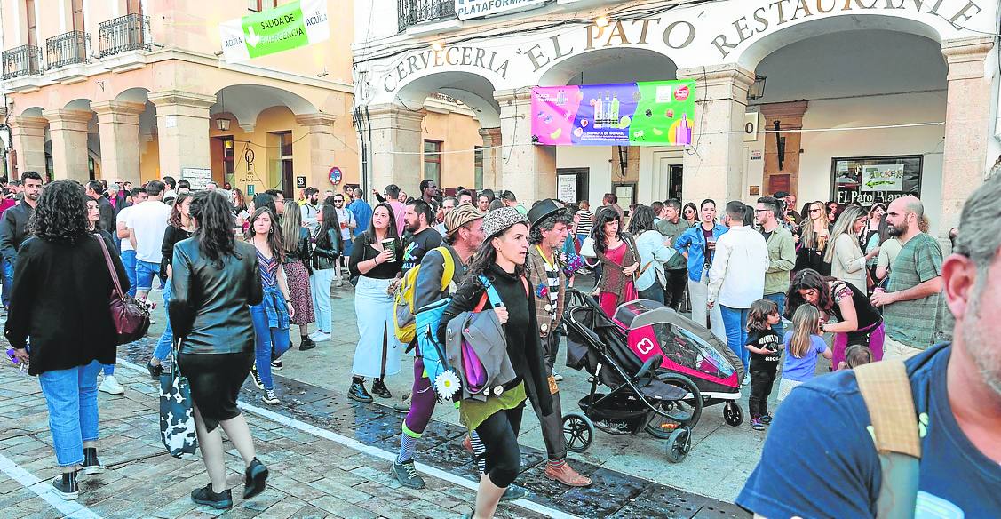 Imagen secundaria 1 - Artesanos que duermen en sus puestos, bocatas a 5 euros y un botellón eterno en el Womad