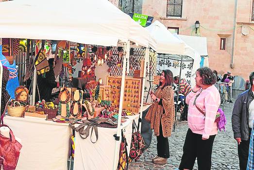 Imagen secundaria 2 - Artesanos que duermen en sus puestos, bocatas a 5 euros y un botellón eterno en el Womad