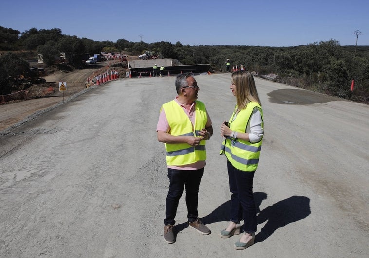 María Guardiola y Juan Manuel Hurtado, candidato del PP a la alcaldía de La Roca de La Sierra, ayer junto al socavón de la N-523.