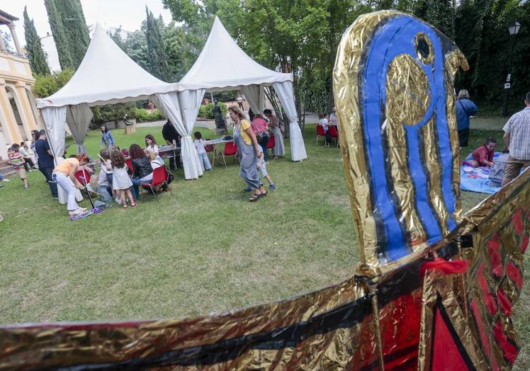 Talleres infantiles en los jardines del Museo Pedrilla.