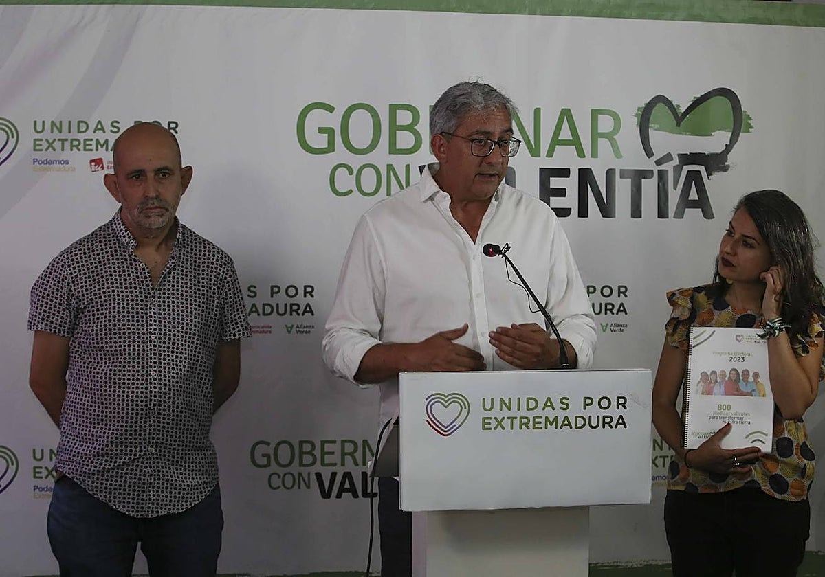 Irene de Miguel muestra el programa electoral de Unidas por Extremadura.