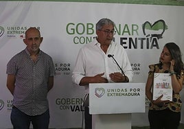 Irene de Miguel muestra el programa electoral de Unidas por Extremadura.