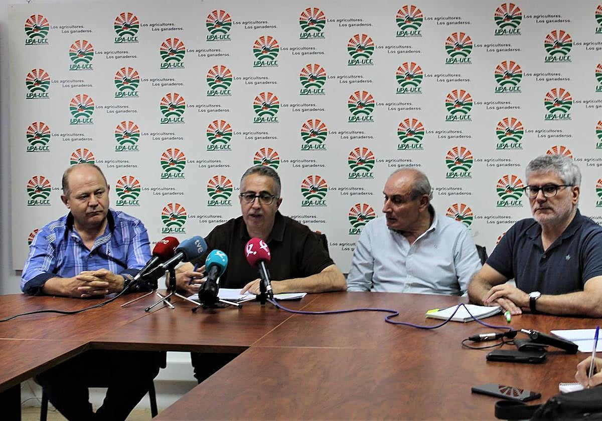 Ignacio Huertas, secretario general de UPA-UCE Extremadura, junto a representantes de la organización.