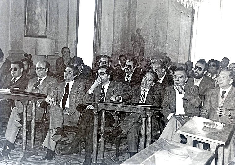Salón de Plenos del Ayuntamiento de Cáceres el 19 de abril de 1979, momentos antes de elegir al primer alcalde de la Democracia.