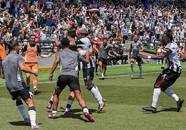 David Soto se abraza con algunos suplentes tras marcar el tanto del triunfo ante la Cultural.