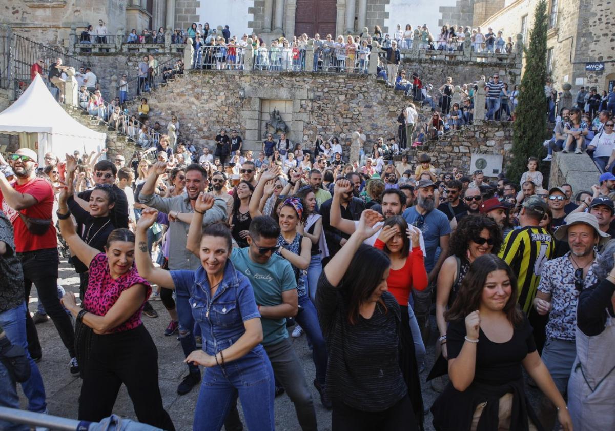 Leandro Charanga hizo bailar ritmos cubanos, ayer por la tarde, a los asistentes de un taller en la Plaza de San Jorge.