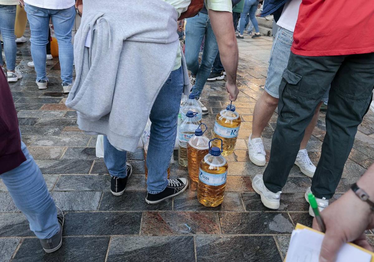 Jóvenes en la Plaza con su botellón preparado con garrafas de cinco litros.