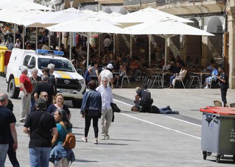 Imagen secundaria 1 - Arriba, imagen tomada ayer por la tarde de una de las muchas actuaciones callejeras que hay ajenas a los conciertos oficiales; abajo a la izquierda, detención efectuada alrededor de las doce y media de la mañana de ayer, por la Policía Nacional y Local, en la Plaza Mayor; y a la derecha, foto aérea de la Plaza Mayor a última hora de la tarde del viernes, realizada desde un helicóptero. 