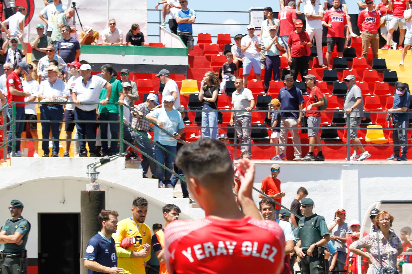 El Montijo celebra su permanencia en el Emilio Macarro