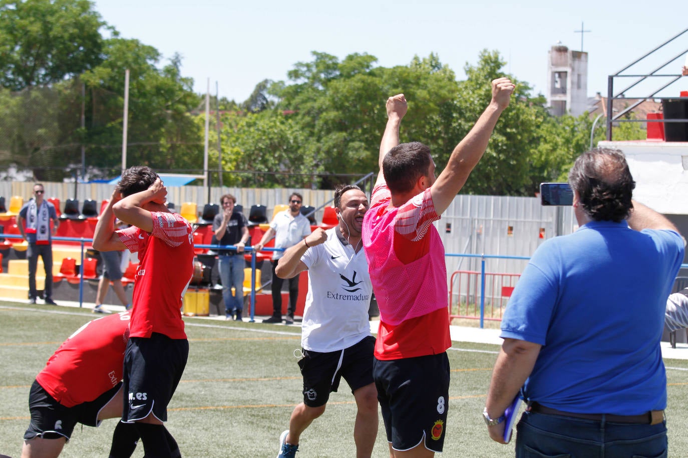 El Montijo celebra su permanencia en el Emilio Macarro