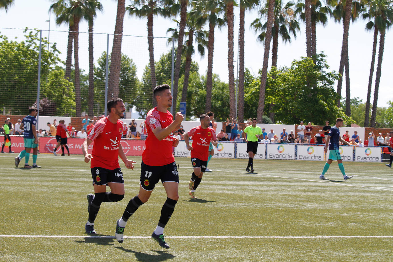 El Montijo celebra su permanencia en el Emilio Macarro