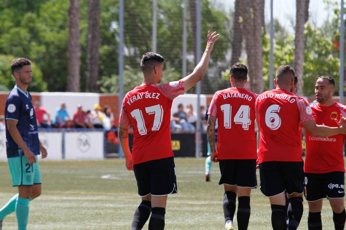 El Montijo celebra su permanencia en el Emilio Macarro