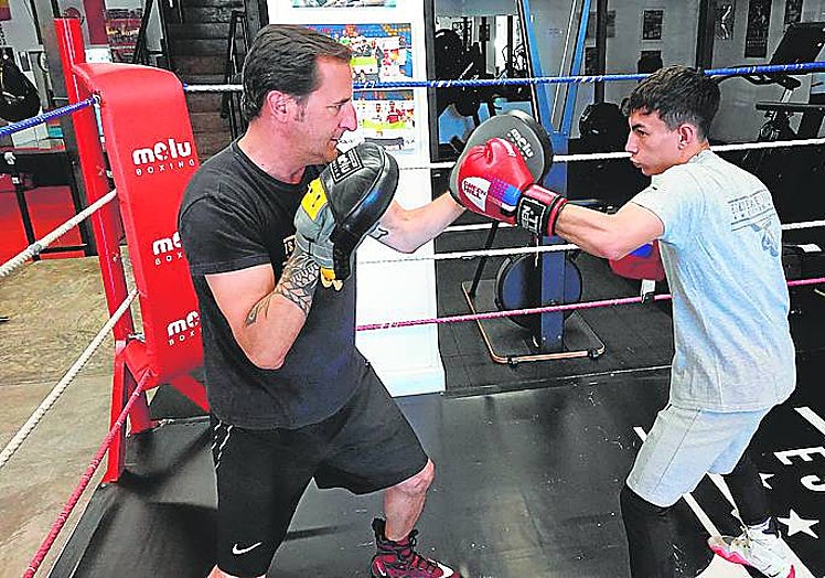 El joven púgil durante un entrenamiento con su entrenador, Borja Pinna.