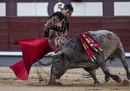 El diestro Gómez del Pilar durante su faena en la corrida de la Feria de San Isidro,