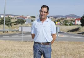 Francisco Javier Flores enla rotonda que separa ambos pueblos.