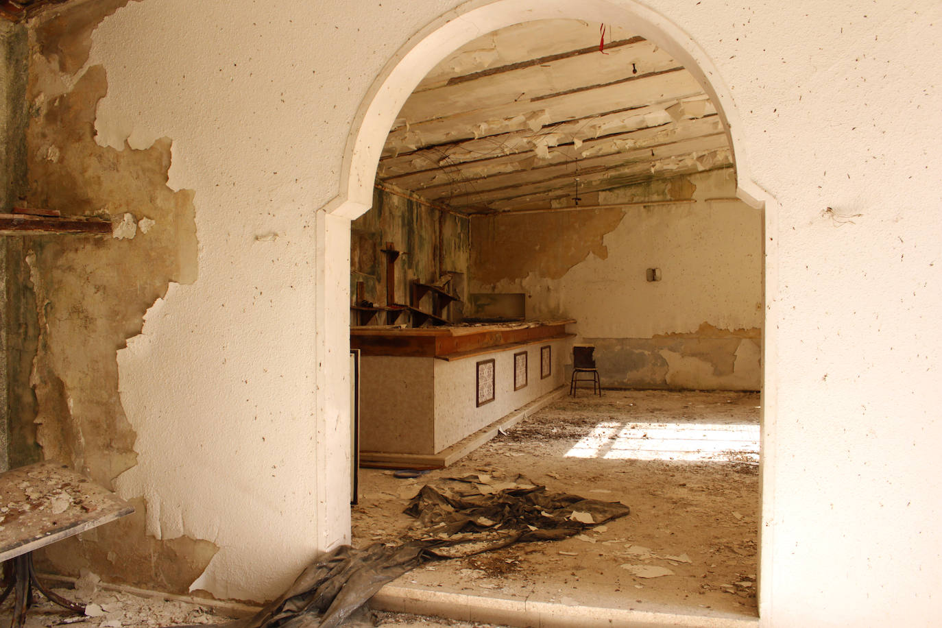 Interior del bar, en ruinas.