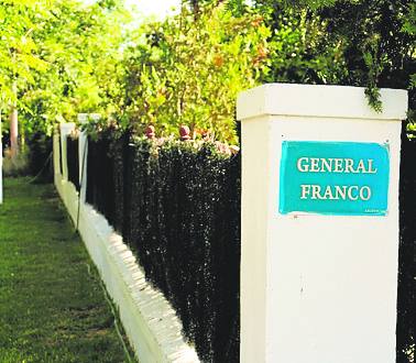 Cartel de la avenida principal, General Franco.