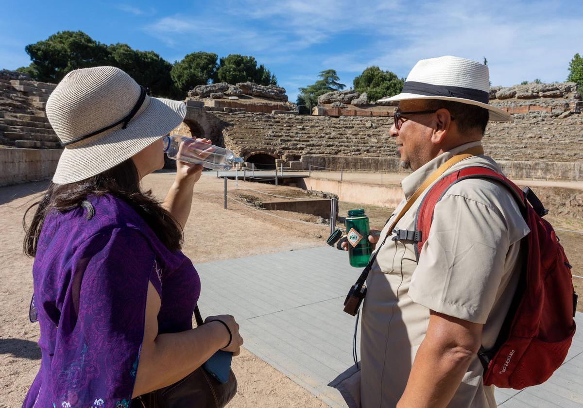 Una pareja de turistas el pasado mes de abril en el Anfiteatro Romano de Mérida.