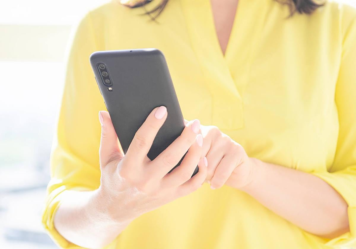 Mujer utilizando su telefóno móvil