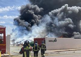 Fuego que se ha registrado en una planta de reciclaje en Almendralejo