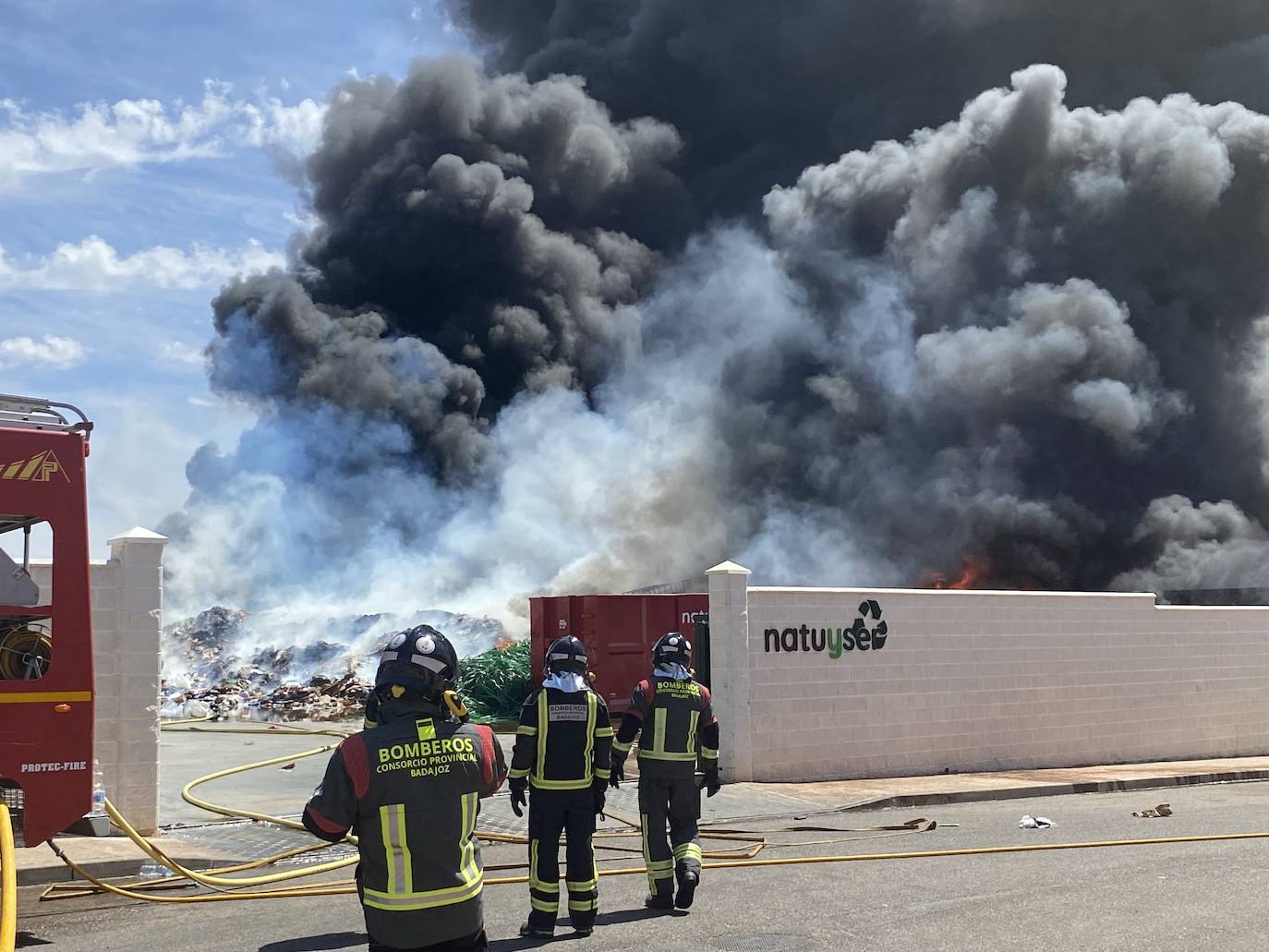 Fuego que se ha registrado en una planta de reciclaje en Almendralejo