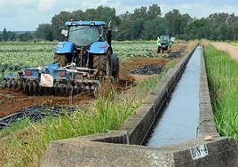 Dos tractores trabajando junto a una acequia en las cercanías de Mérida.