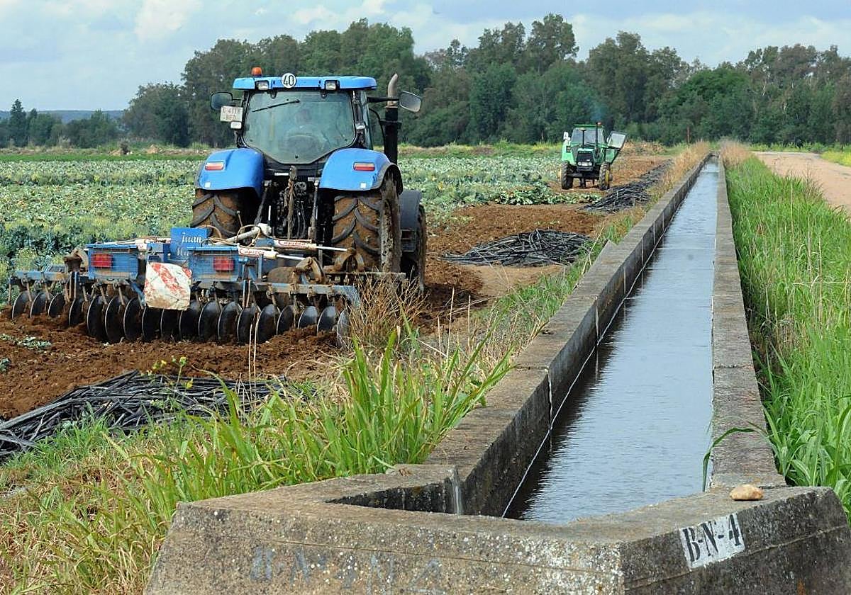 Dos tractores trabajando junto a una acequia en las cercanías de Mérida.