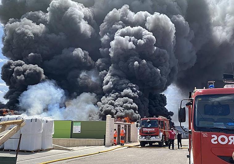 Una gran columna de humo se veía desde varios puntos de la ciudad.