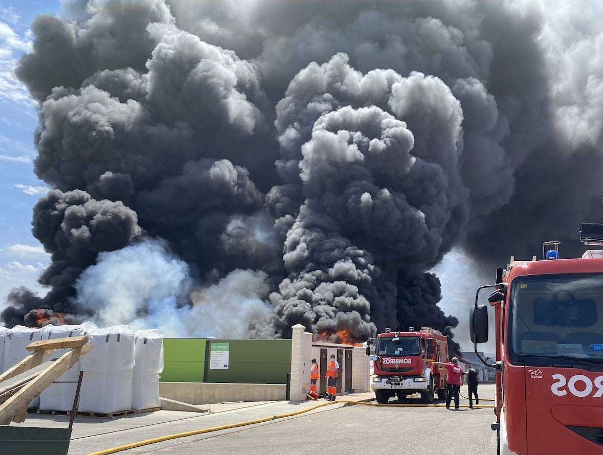 Fuego que se ha registrado en una planta de reciclaje en Almendralejo