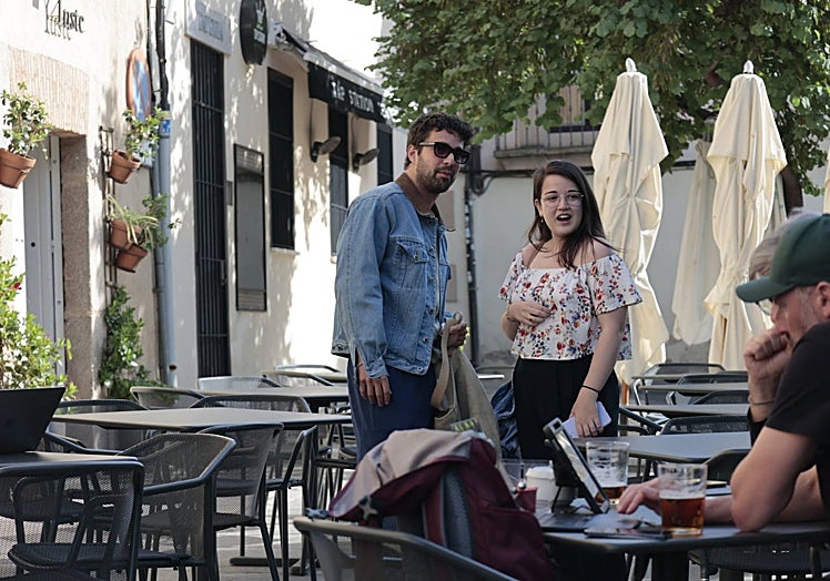 El actor Fabien Frankel (Ser Criston Cole en la ficción) con María Arias, una seguidora, en la Plaza de San Juan.
