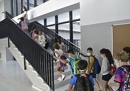 Escolares en el colegio del Cerro Gordo cuando abrió.