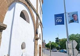 Plaza de Toros de Cáceres con el cartel de campaña del candidato popular, Rafael Mateos.