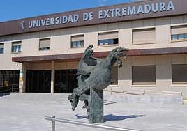 La UEx pide al ministerio una moratoria de un año para realizar la nueva EBAU