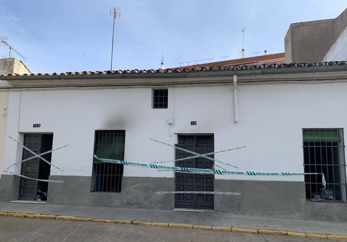 La vivienda incendiada en calle Cabezo Bajo ha sido precintada por la Guardia Civil.