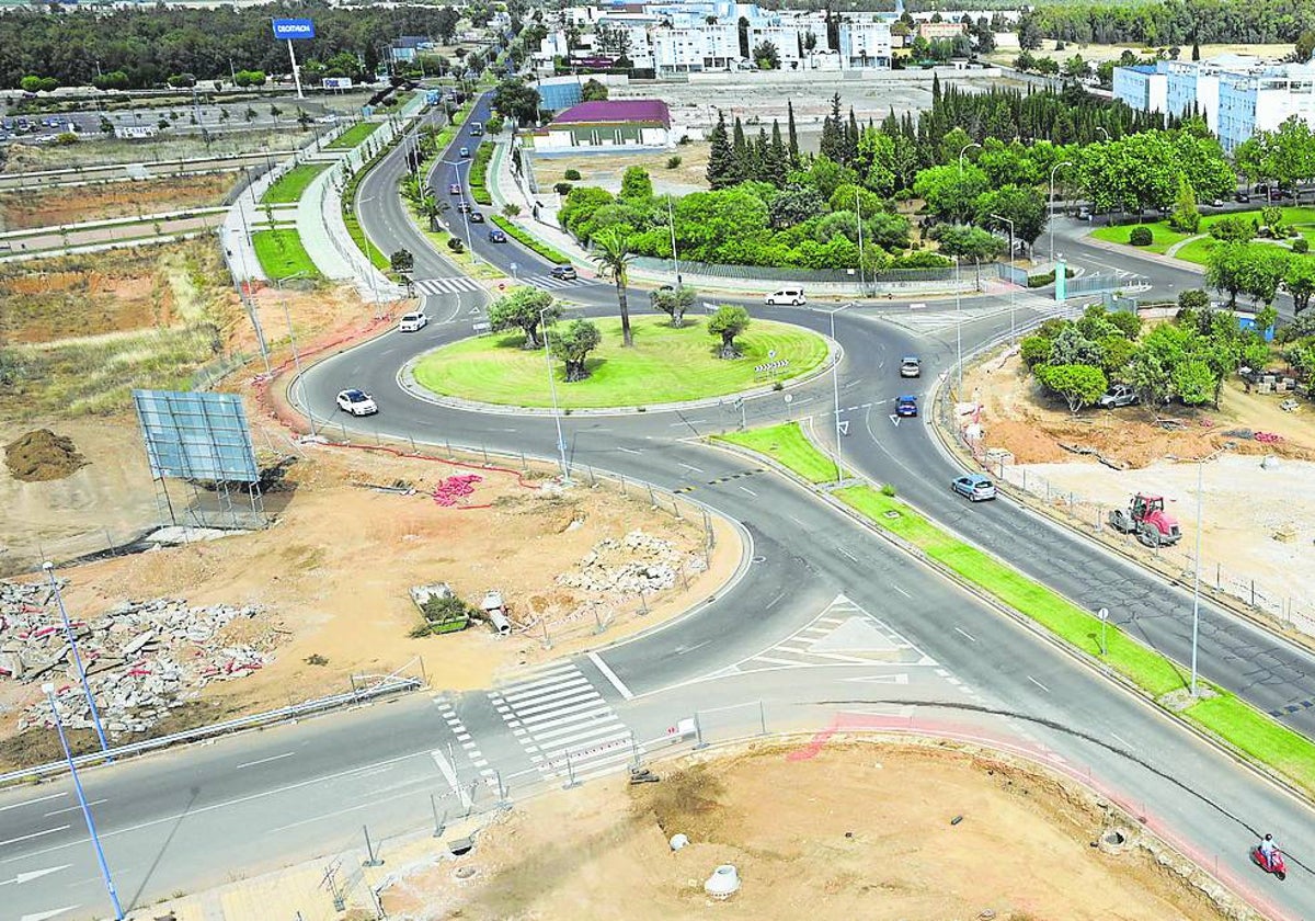 Obras de la nueva rotonda en la avenida de Elvas.