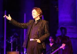 Raphael saluda al público en su último concierto en el Teatro Romano.