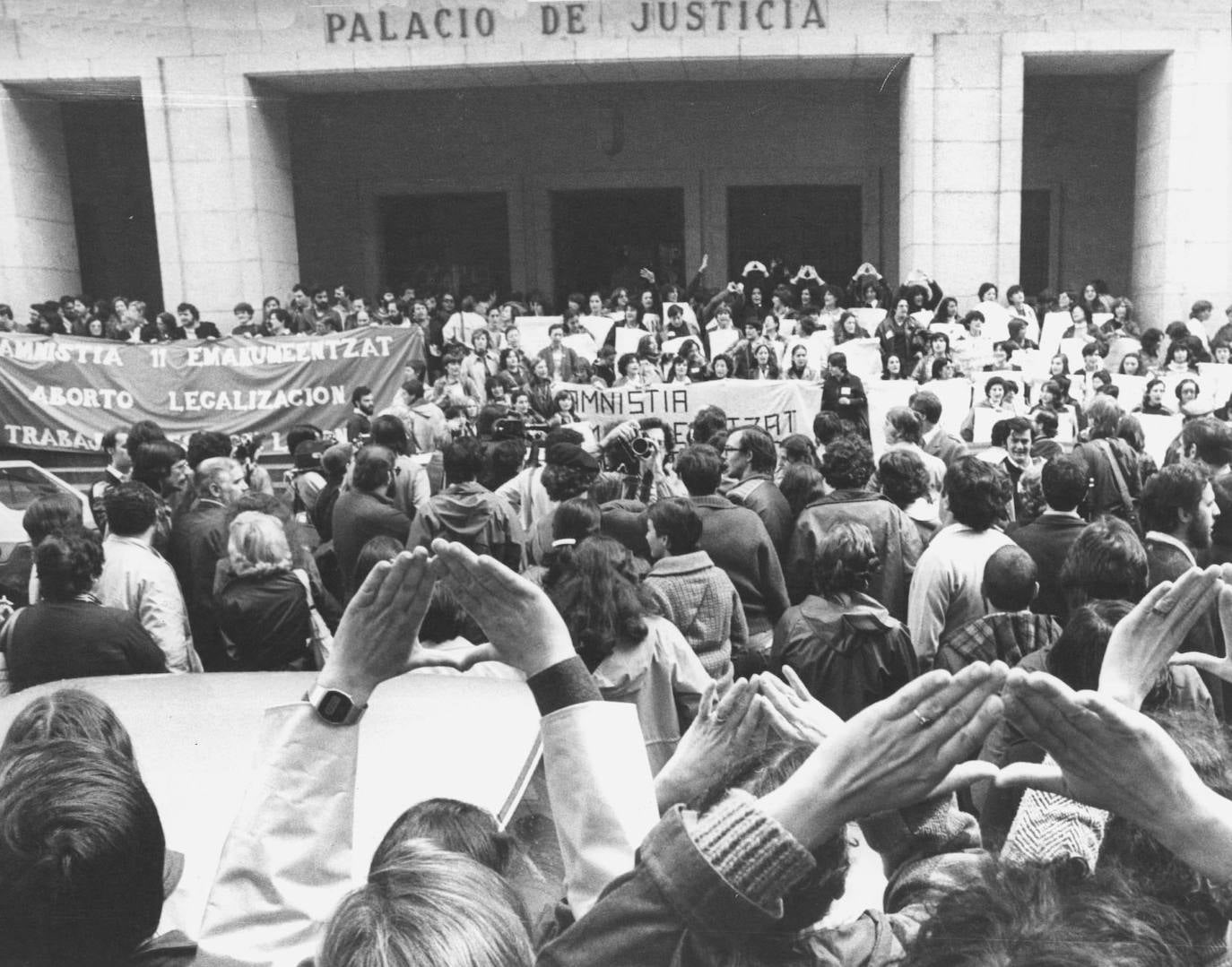 Manifestación en 1980 exigiendo el indulto de Las 11 de Bilbao, que fueron procesadas por haber abortado.