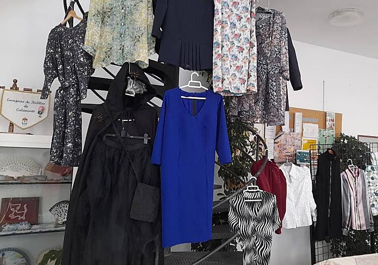 Imagen principal - Los alumnos del área artística de la UP Pelayo Moreno expone sus trabajos