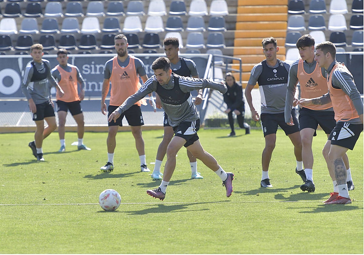 La plantilla del Badajoz se ejercita en el Nuevo Vivero en la víspera del encuentro decisivo de este sábado frente al Pontevedra.