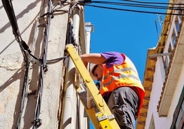 Trabajos de instalación de fibra óptica en la zona rural de los técnicos de la empresa Adamo.